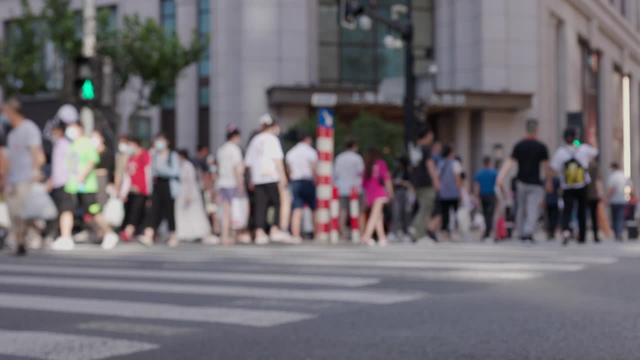 行人走在人行横道上的人中国上海城市景观视频下载