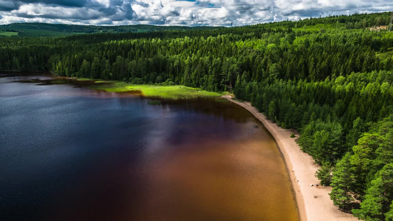 美丽的湖边海滩在瑞典-航拍视频素材