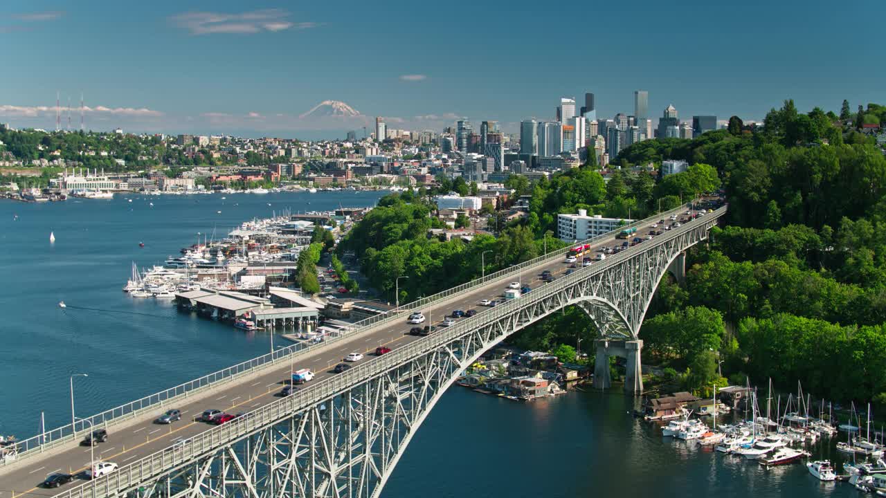 倒车无人机拍摄的奥罗拉和弗里蒙特桥在西雅图视频下载