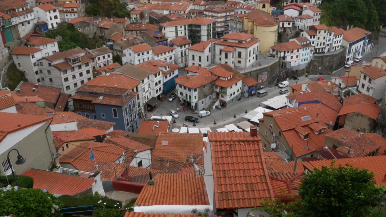 从西班牙北部的一个小镇上俯瞰视频素材