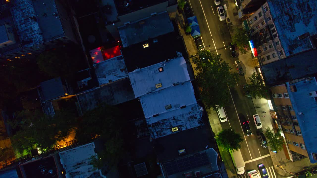无人机夜间在诺斯特兰德大街上空飞行视频下载