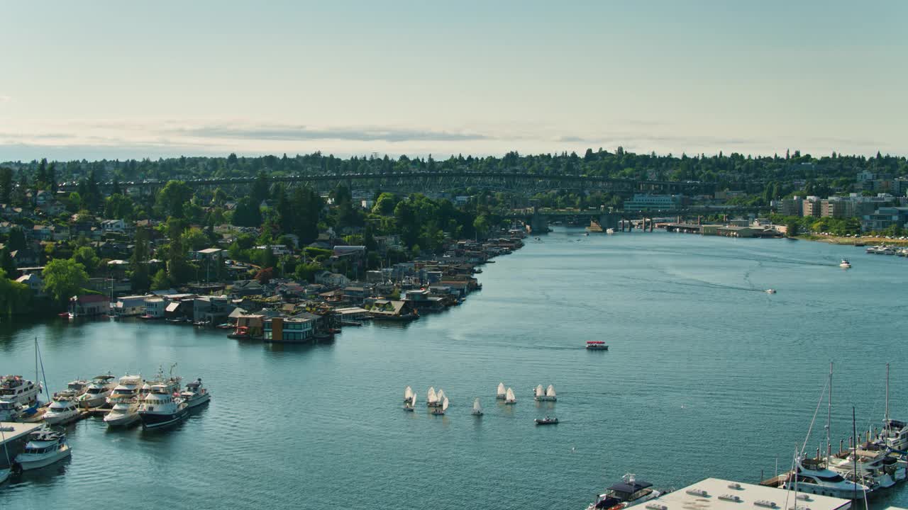 无人机在西雅图Portage湾的帆船上空飞行视频下载