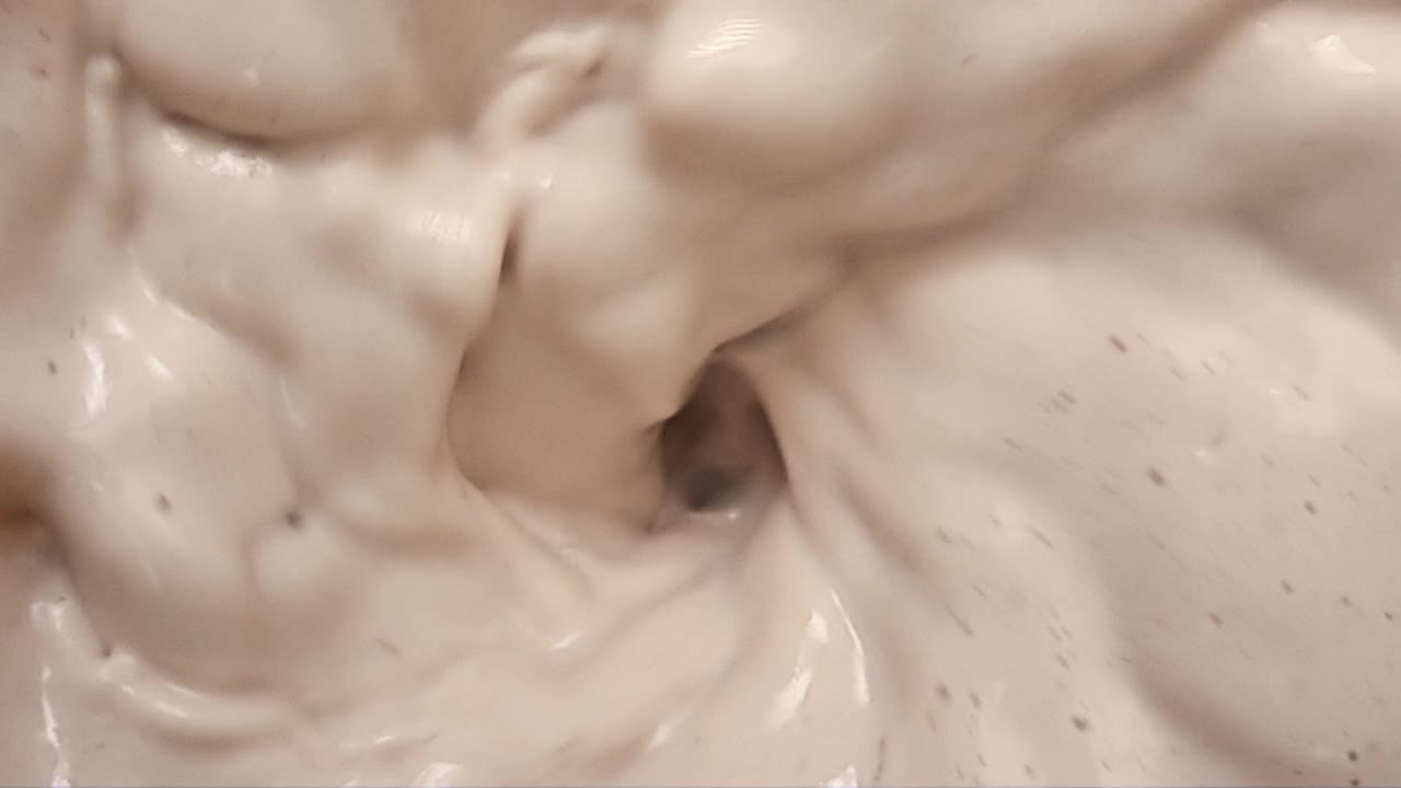 用慢动作混合巧克力牛奶和饼干视频素材