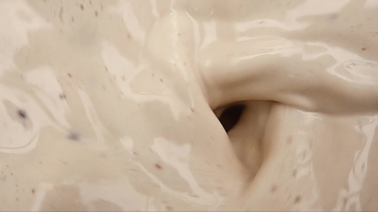 用慢动作混合巧克力牛奶视频素材