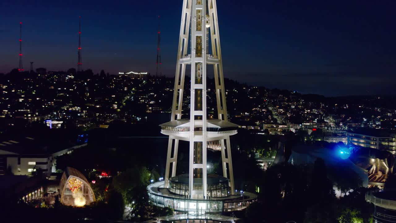无人机拍摄了西雅图太空针塔的夜晚视频下载