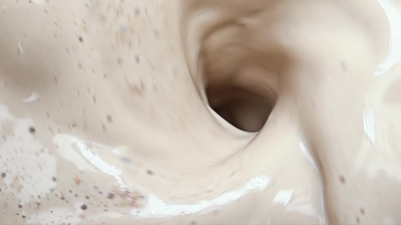 用慢动作将牛奶和咖啡混合视频下载