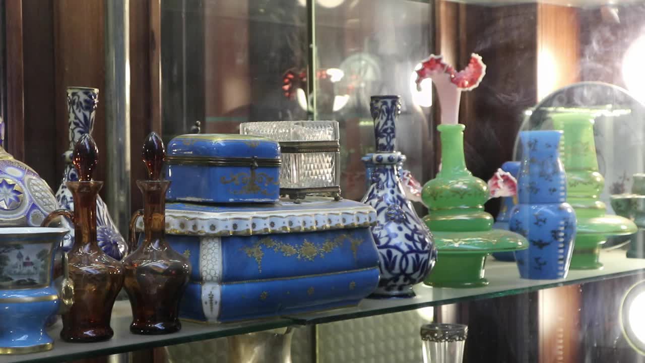 古董商的陈列柜，陈列着土耳其风格的陶瓷小雕像。视频下载
