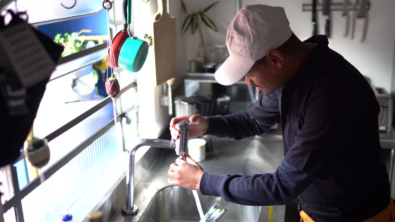 管道工分析厨房水槽视频下载