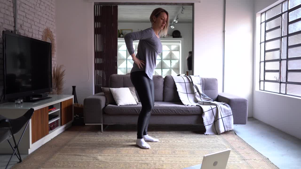 成年女性在家锻炼视频素材