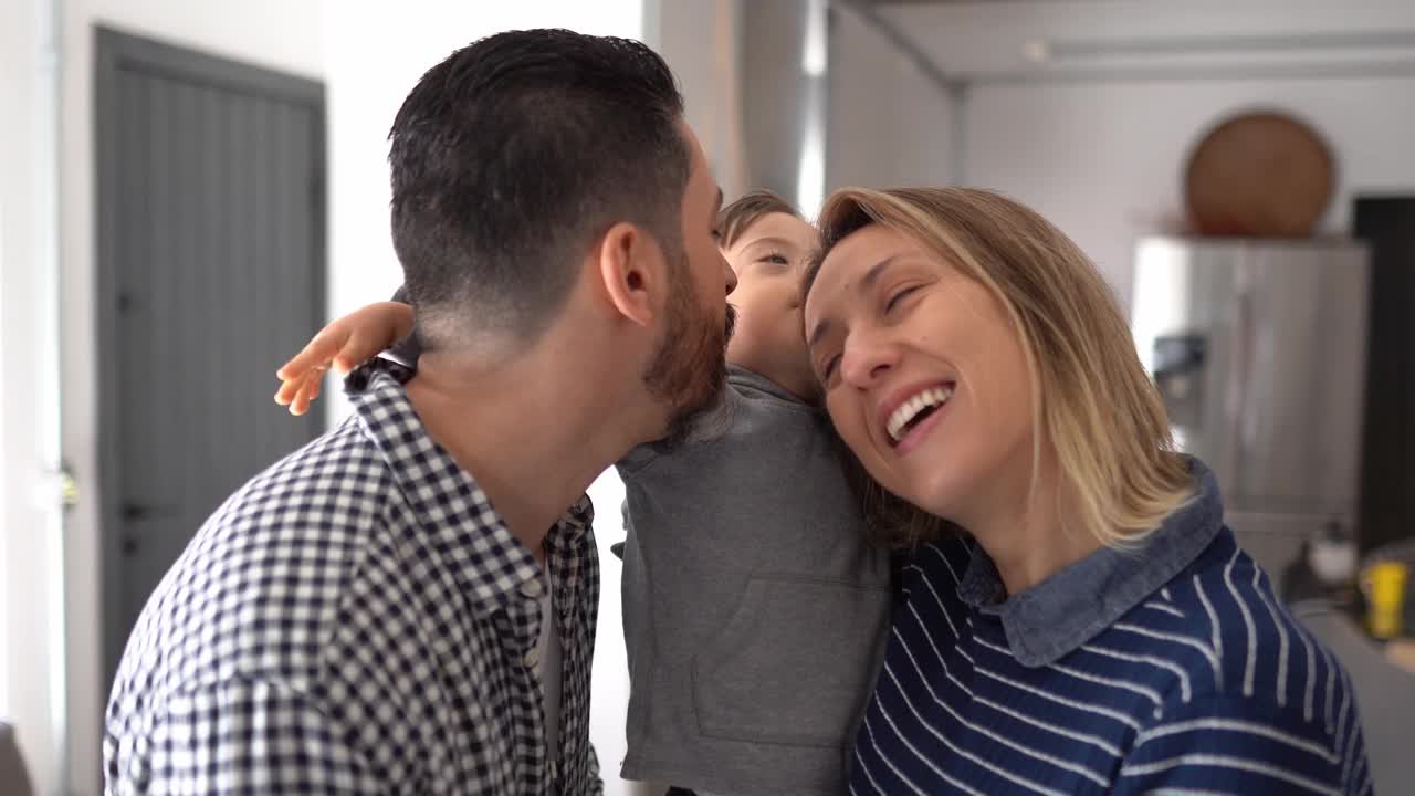 家庭幸福的写照——有特殊需要的男孩视频下载