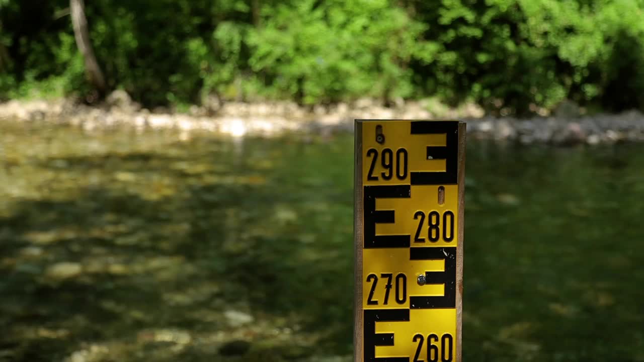 河流水位测量视频素材