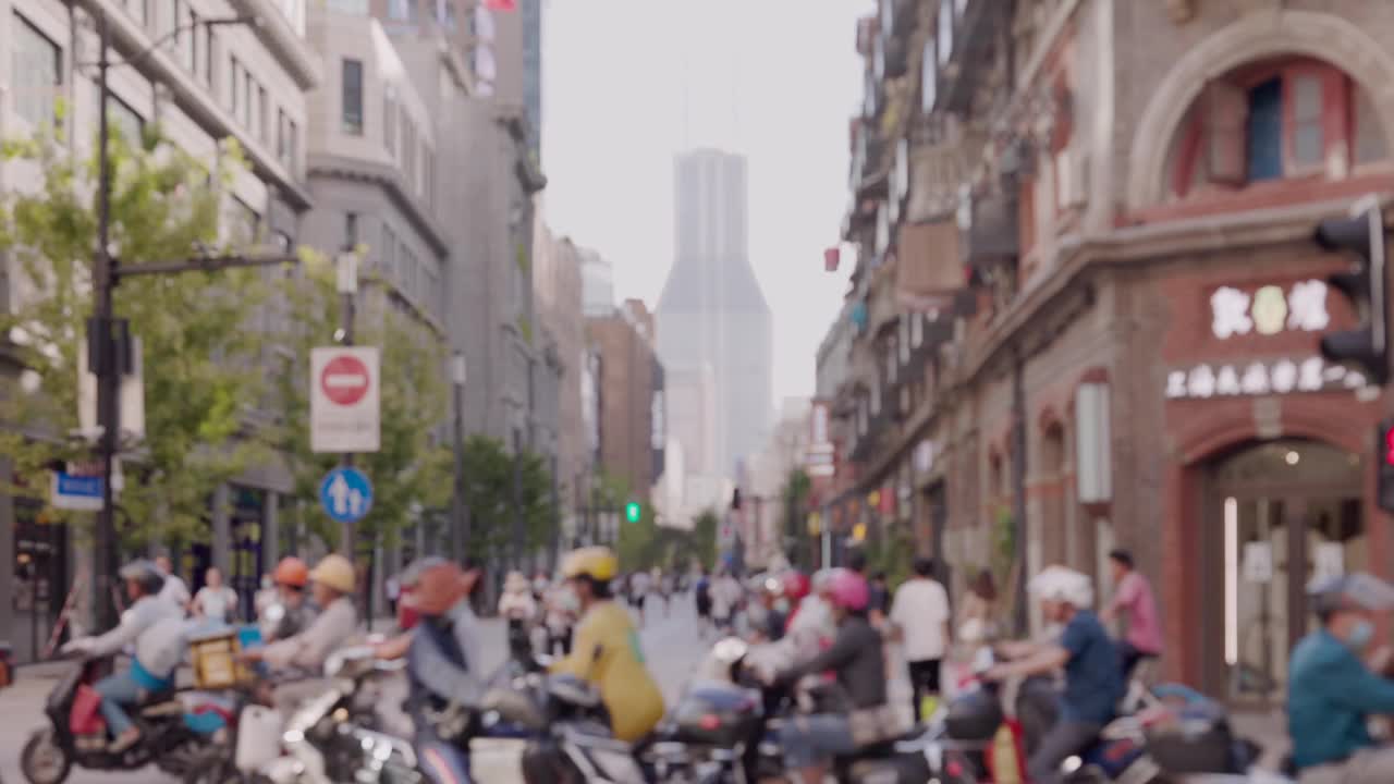 行人走在人行横道上的人中国上海城市景观视频素材