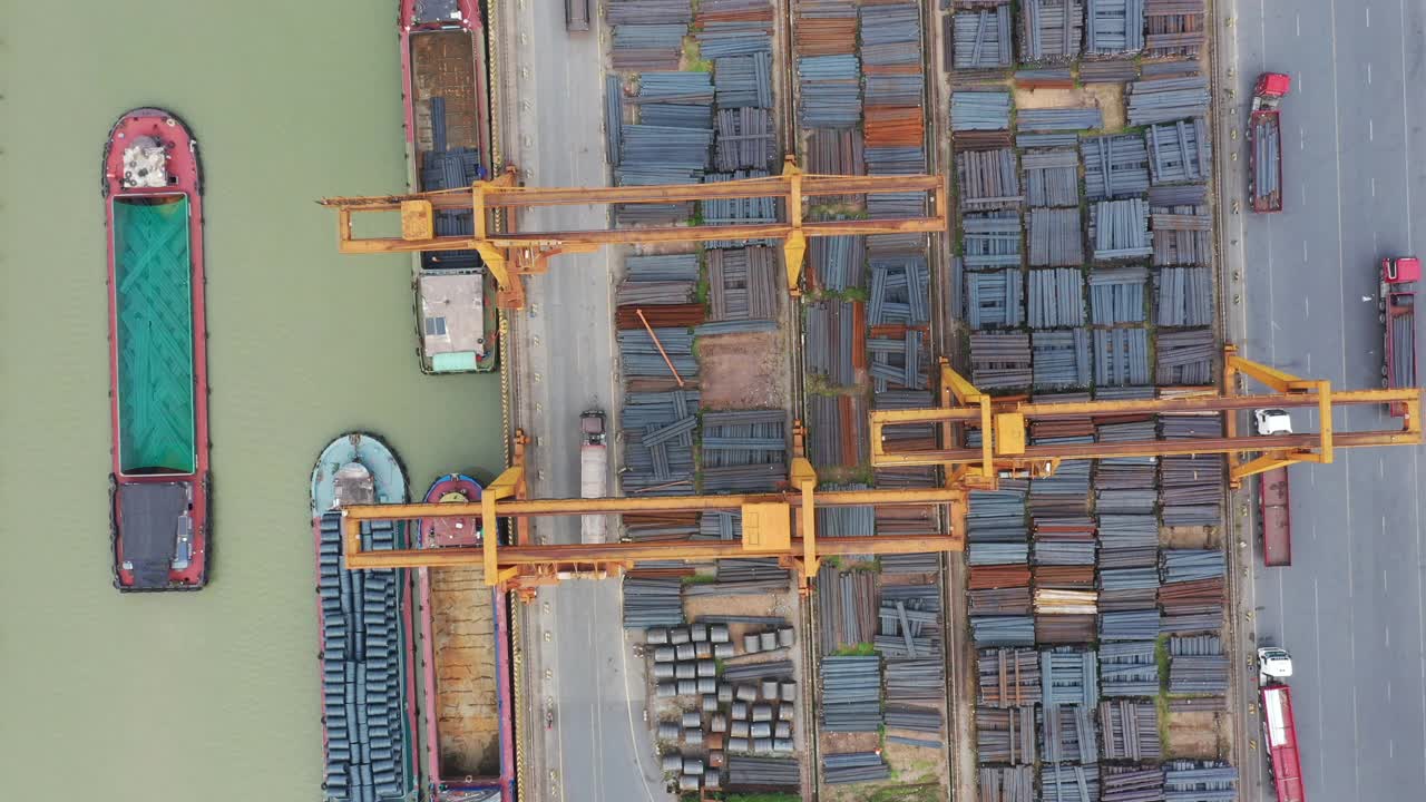 在码头装货的货船视频素材