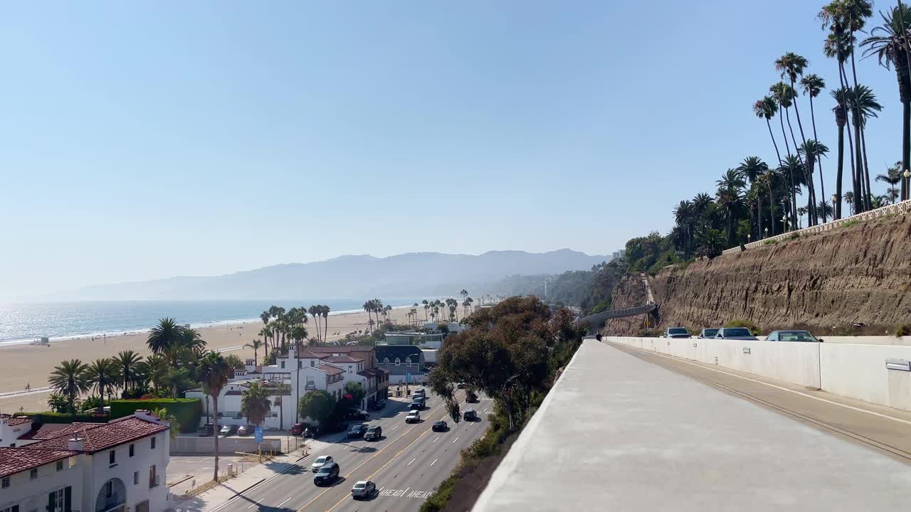 加州，圣塔莫尼卡海滩城市的房子，海洋，山脉和高速公路视频素材