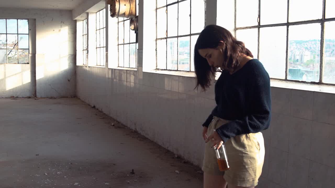废弃大楼里抑郁的年轻女子视频素材