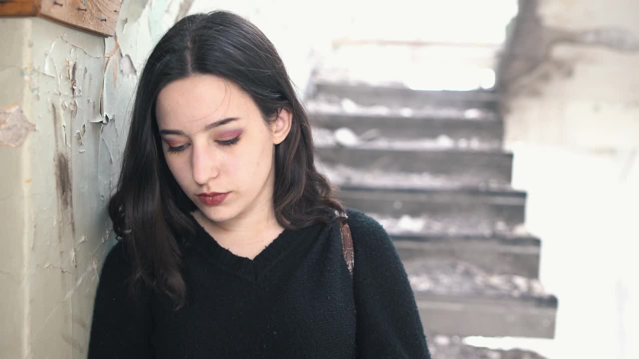废弃大楼里抑郁的年轻女子视频素材