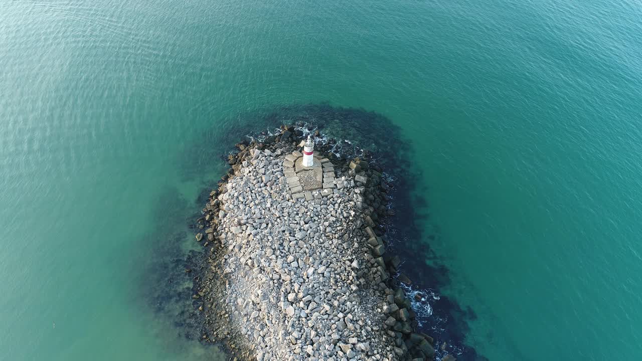 绿松石海上的防波堤和带雷达的灯塔视频素材