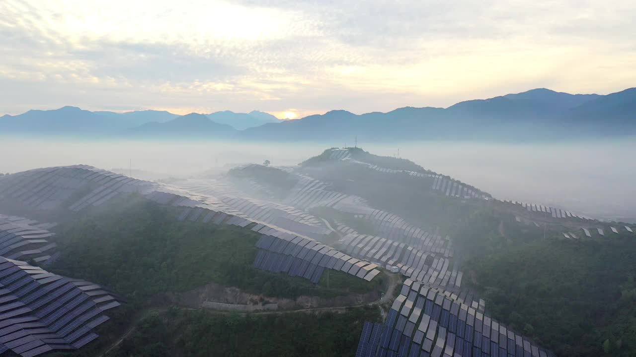 日出时，山顶太阳能发电厂的鸟瞰图视频下载