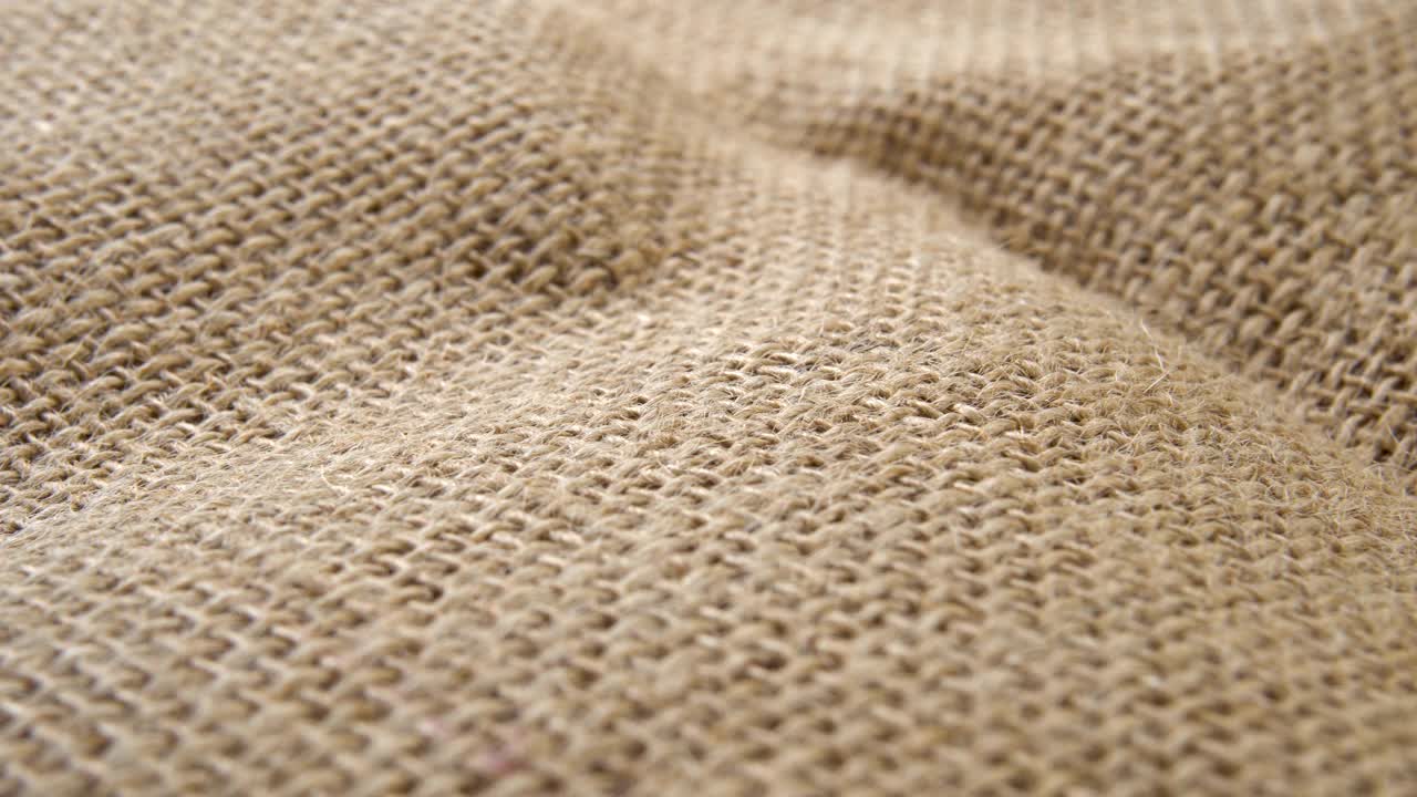 粗麻袋质地粗糙。褶皱波纹编织的天然纤维麻袋布视频下载
