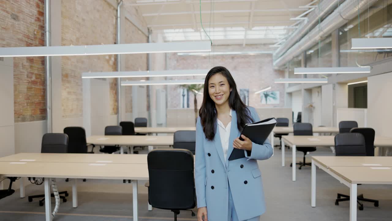 亚洲房地产经纪人站在现代办公室的坦率肖像视频素材