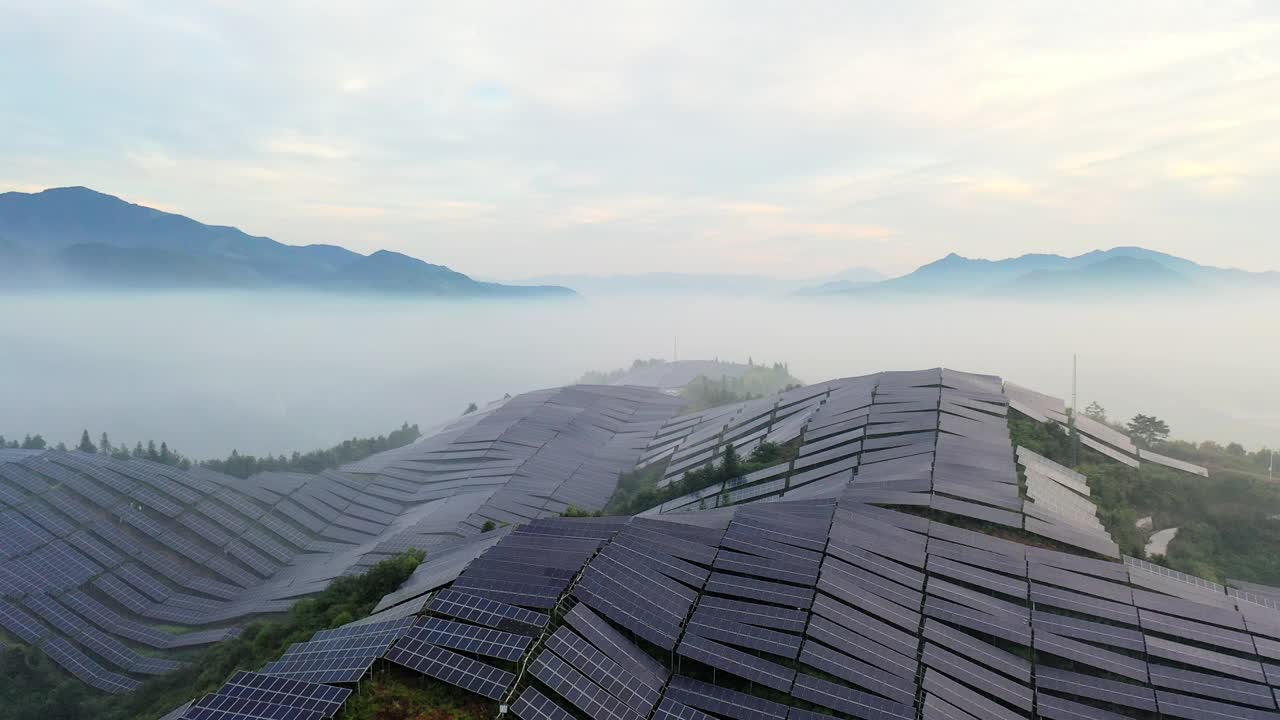 在晨雾中鸟瞰壮丽的太阳能发电厂视频素材