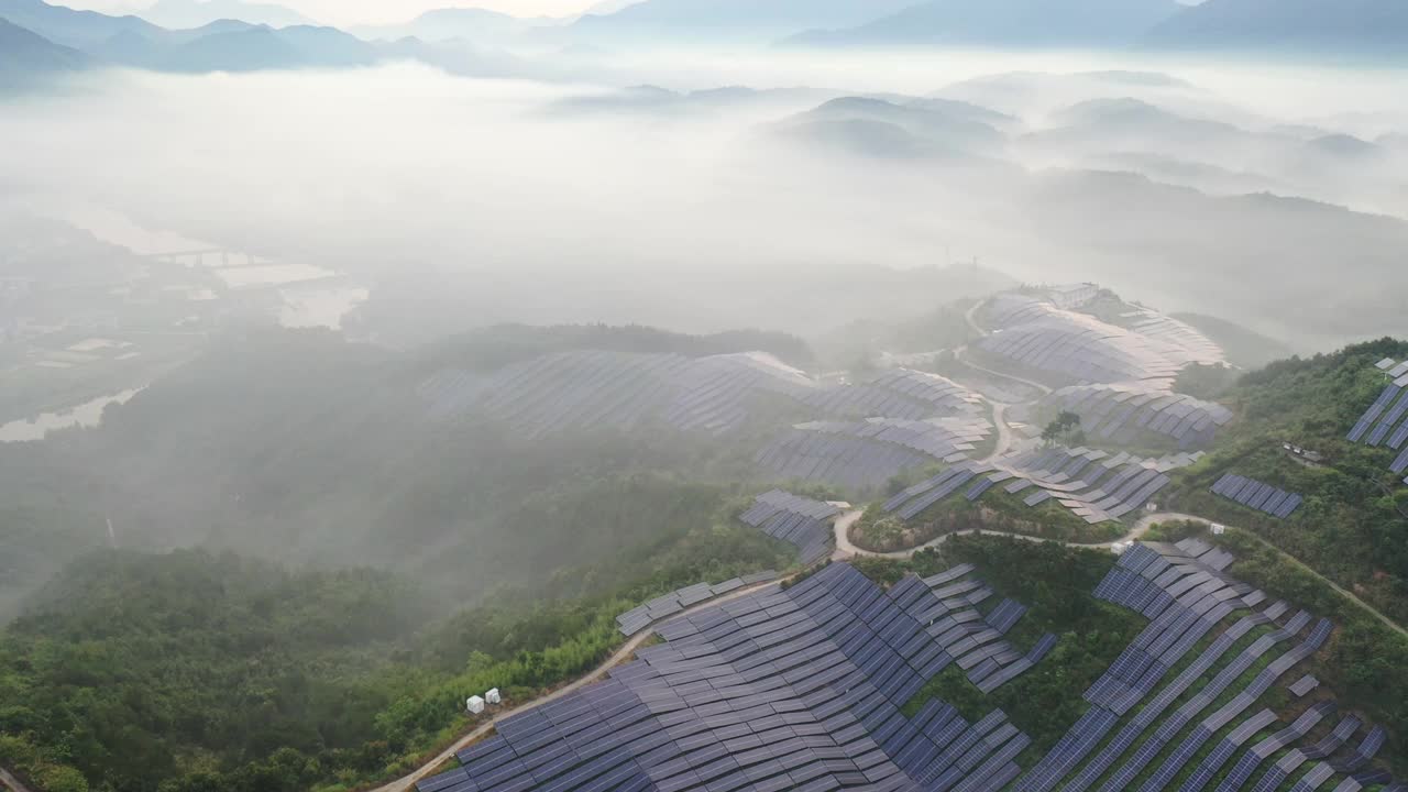 雾中太阳能发电厂的鸟瞰图视频素材
