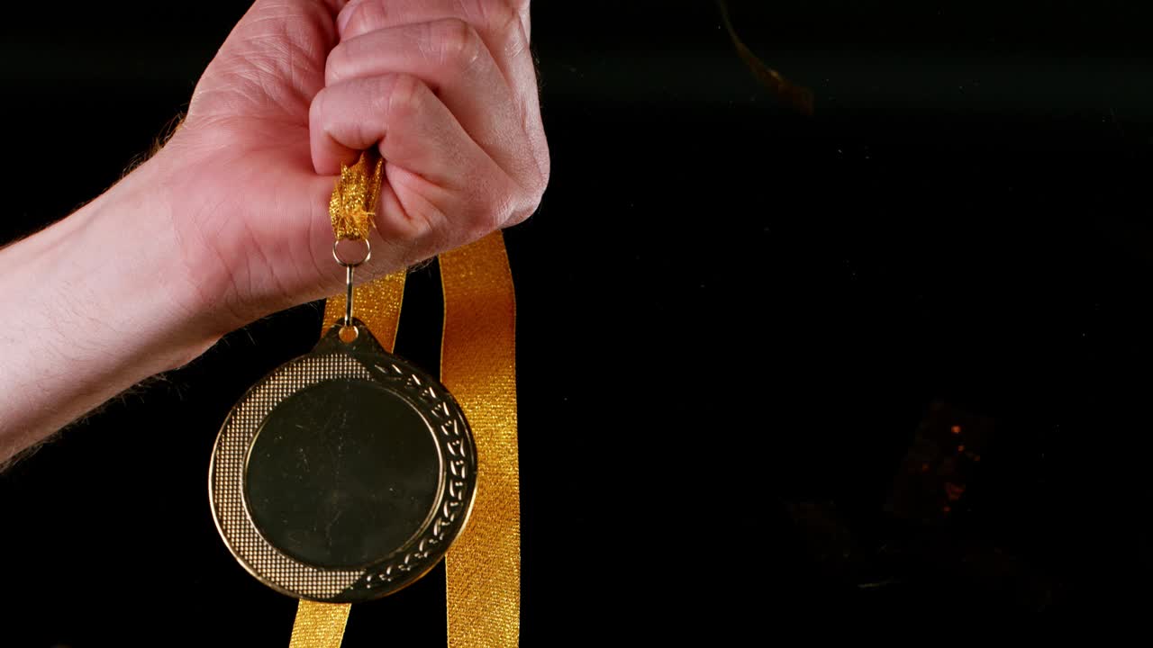 冠军概念与金牌在手臂。视频素材