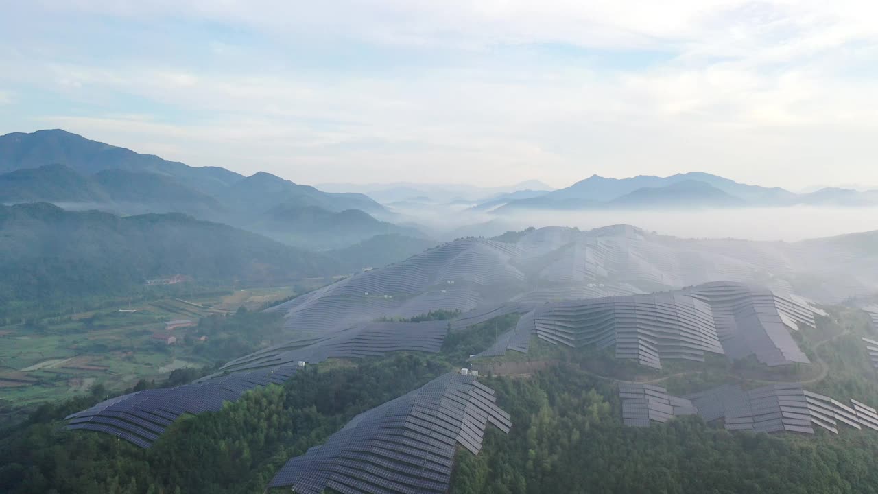 壮丽的太阳能发电厂在山顶的鸟瞰图视频素材