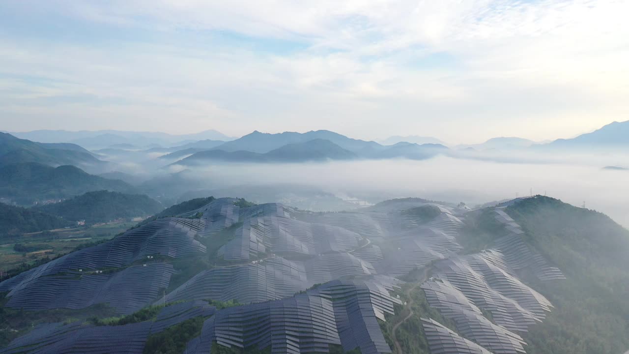 鸟瞰图壮丽的太阳能发电厂和农场在山顶视频素材
