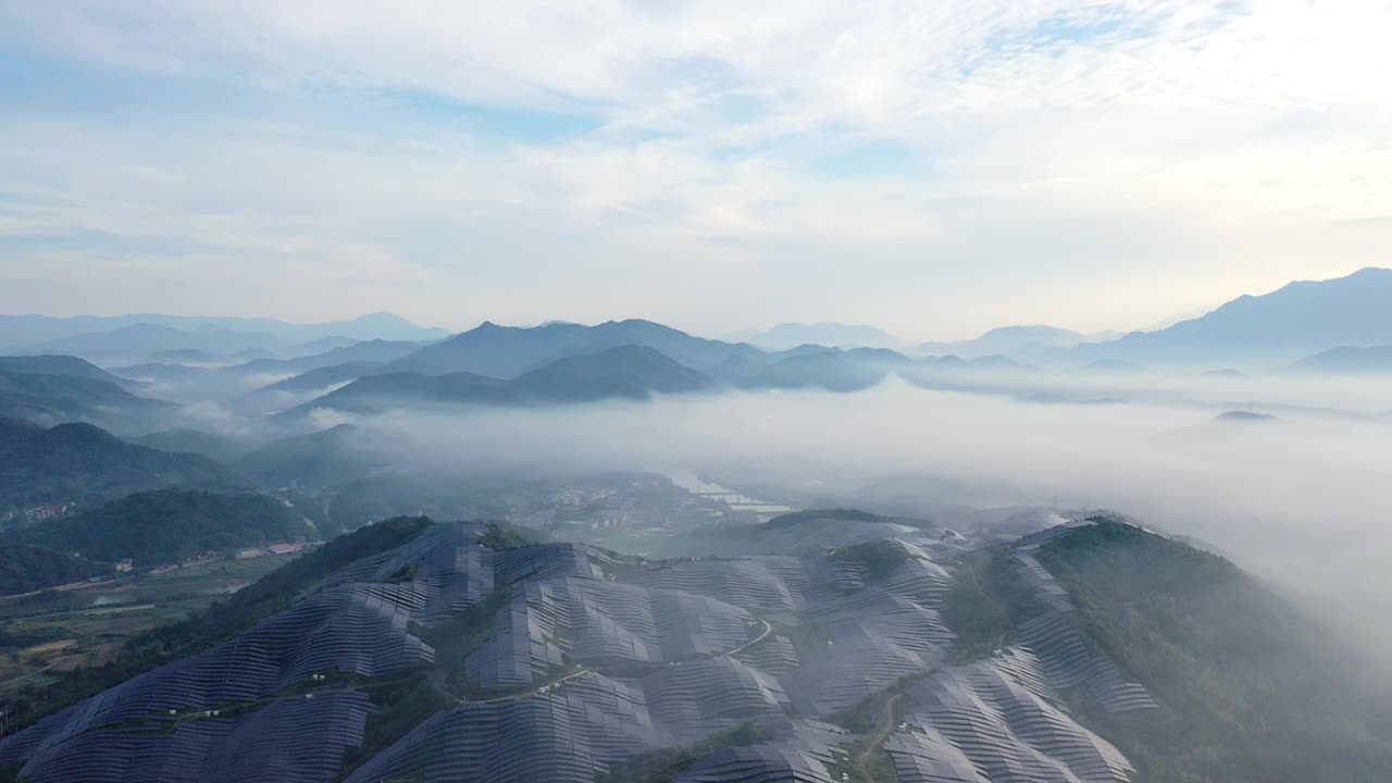 在晨雾中鸟瞰壮丽的太阳能发电厂视频下载