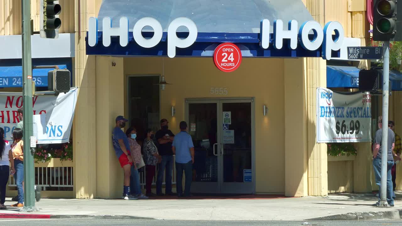 人们参观国际煎饼屋IHOP餐厅周日早午餐在洛杉矶，加利福尼亚州，4K视频素材