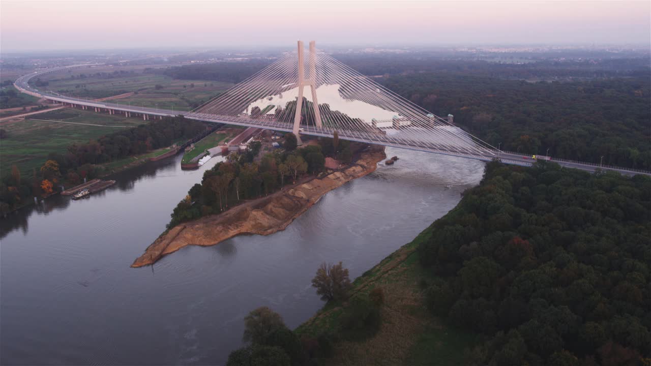桥的鸟瞰图。奥德拉河和遥远的弗罗茨瓦夫天际线视频下载