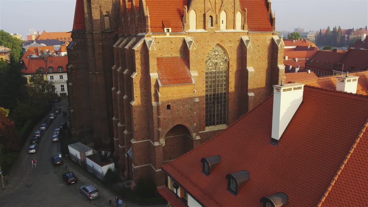 波兰弗罗茨瓦夫鸟瞰图。有奥德拉河的古城视频下载