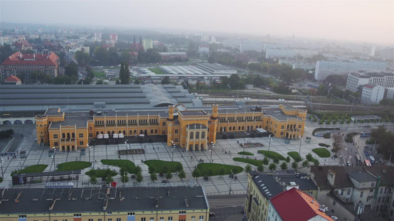 弗罗茨瓦夫市鸟瞰图。火车站历史建筑视频素材