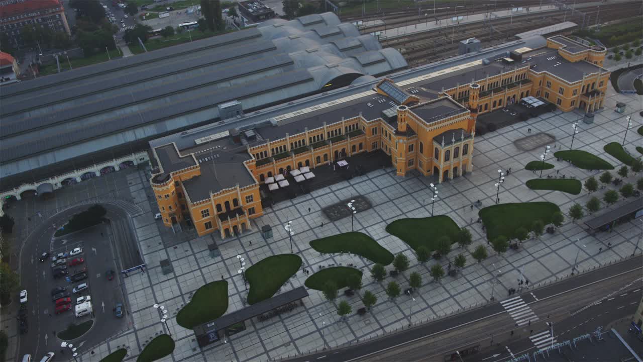 弗罗茨瓦夫市鸟瞰图。火车站历史建筑视频素材