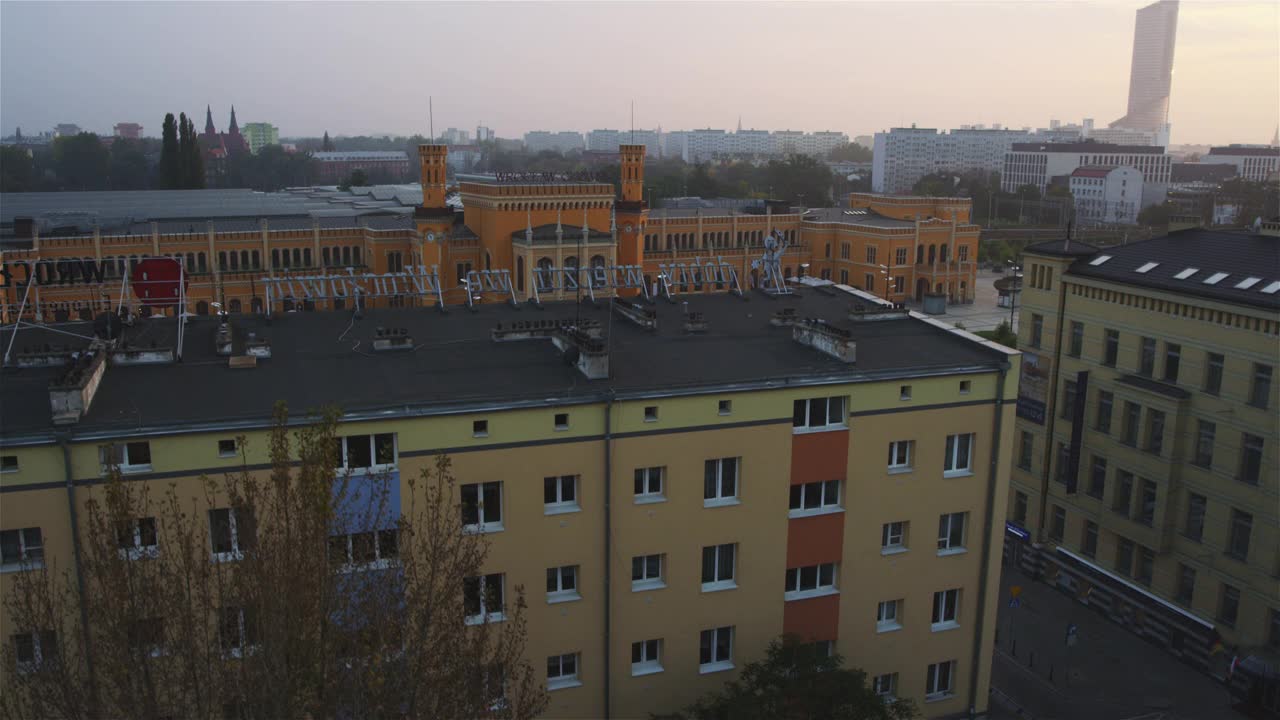 弗罗茨瓦夫市鸟瞰图。火车站历史建筑视频下载