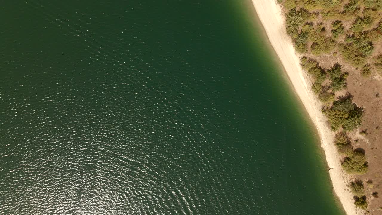 无人机拍摄了一个湖和湖岸视频下载