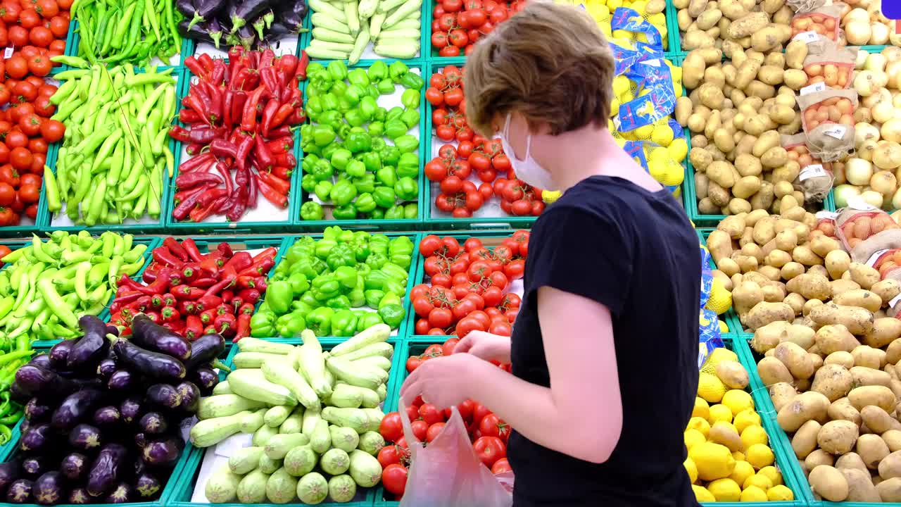 在超级市场买蔬菜。视频下载