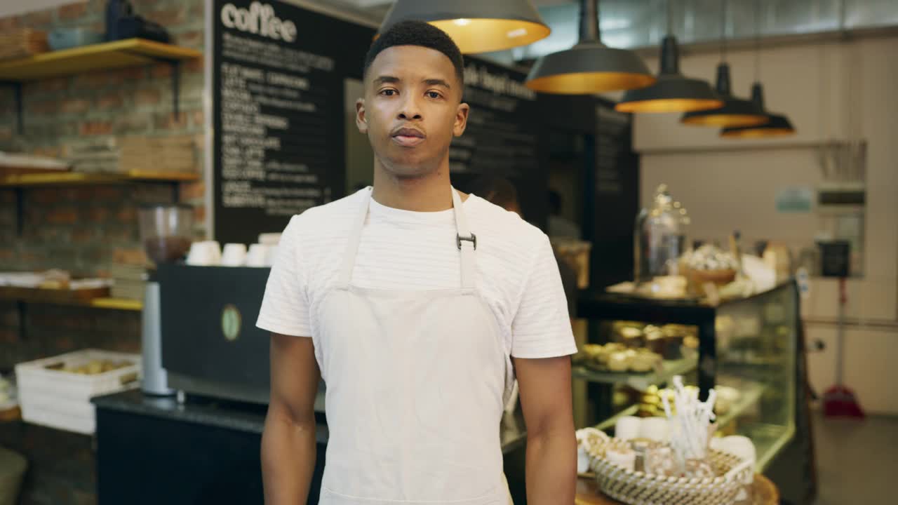 一名年轻男性面包师站在面包房的4k视频视频素材