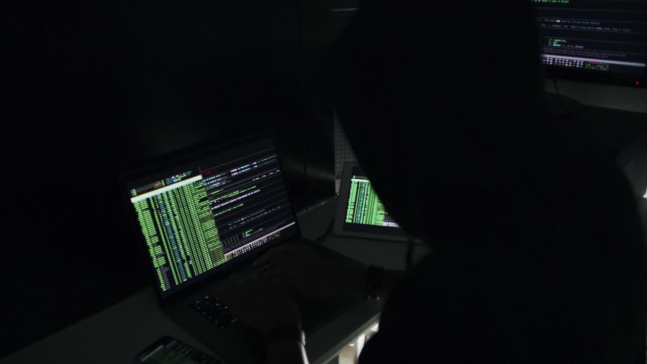 一个黑客使用电脑的4k视频片段视频素材