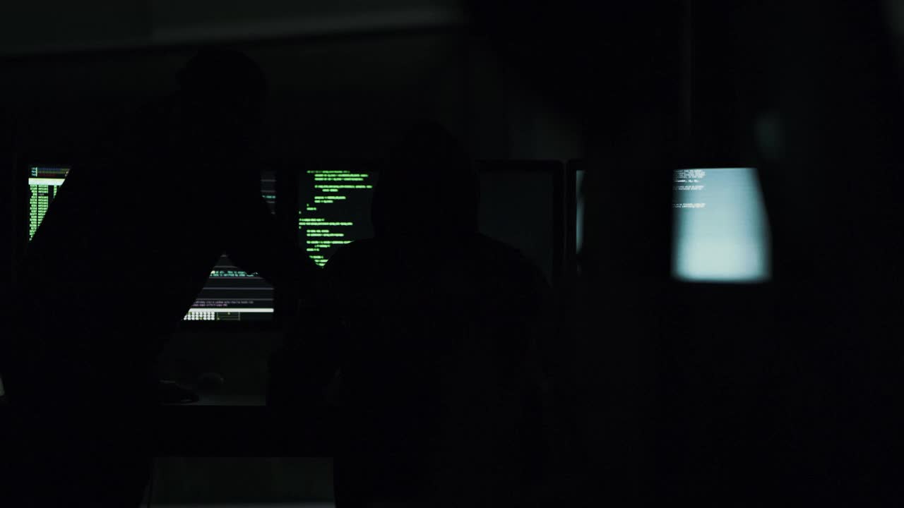 两名黑客使用电脑的4k视频片段视频素材