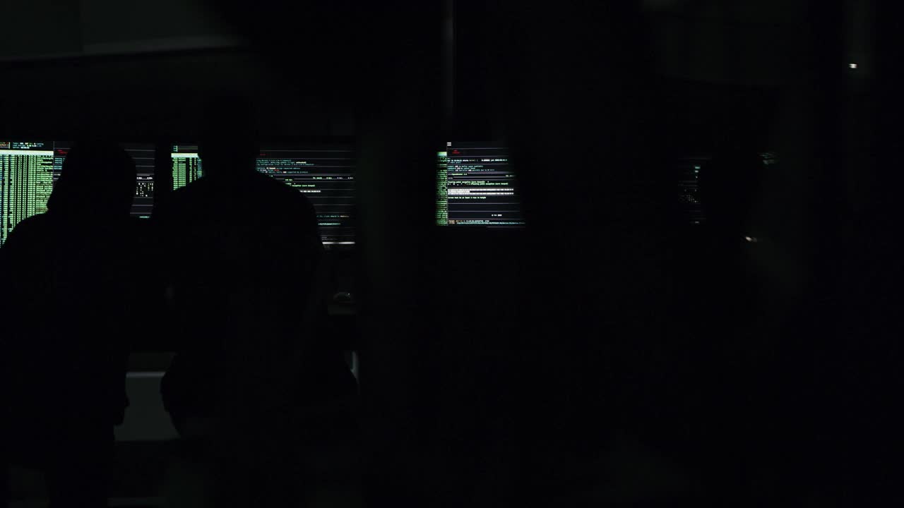 两名黑客使用电脑的4k视频片段视频素材