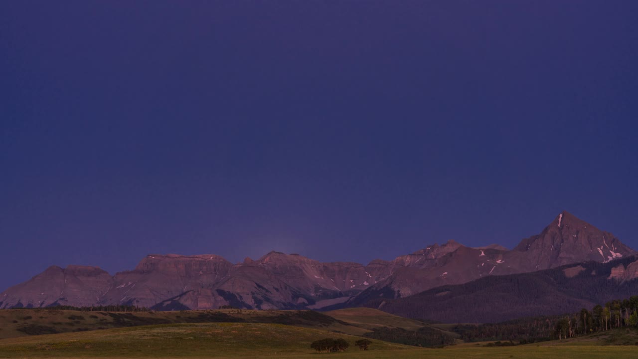 时间流逝的满月升起在圣胡安山黑斯廷斯台地，科罗拉多州视频素材