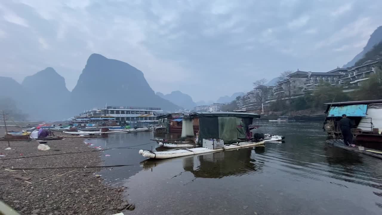 中国广西壮族自治区兴平镇附近的漓江上，鸬鹚渔民正准备在夜间捕鱼。视频素材