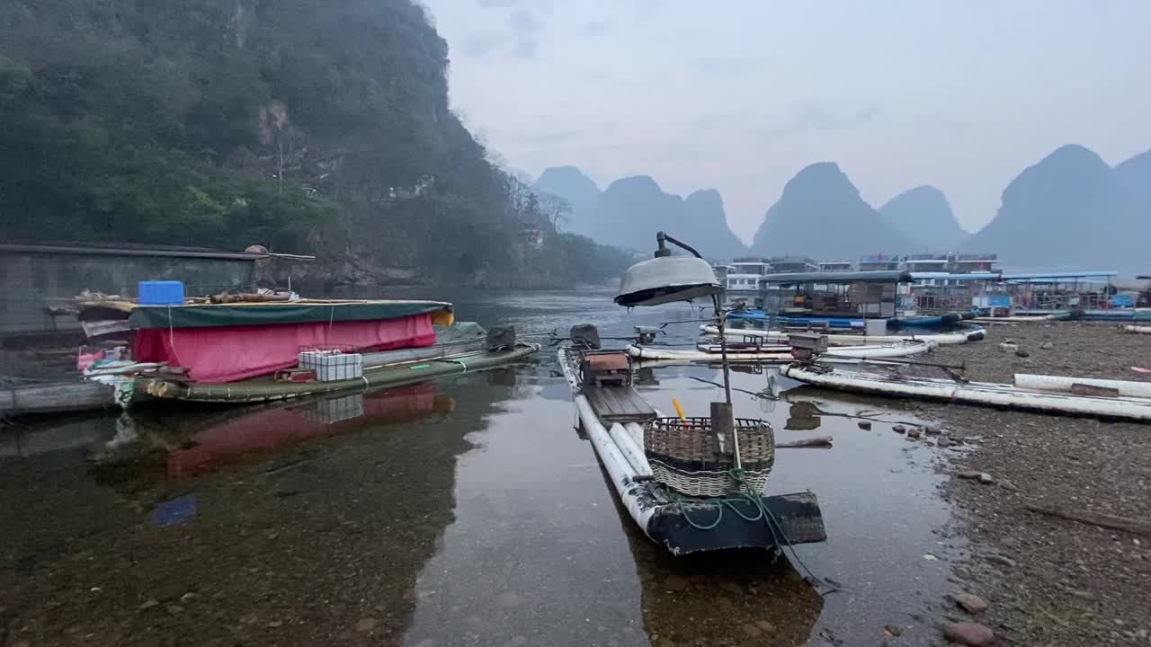 中国广西壮族自治区兴平镇附近的漓江上，鸬鹚渔民正准备在夜间捕鱼。视频素材