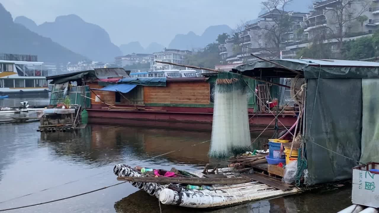漓江渔舟上的鸟视频素材