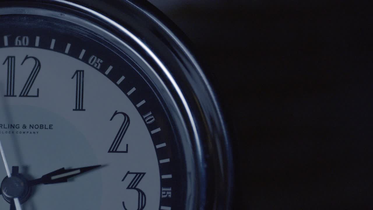 英镑和贵族时钟的闭合角度显示凌晨2:30。时钟面仅部分可见。可能在房子的卧室或公寓里。视频素材