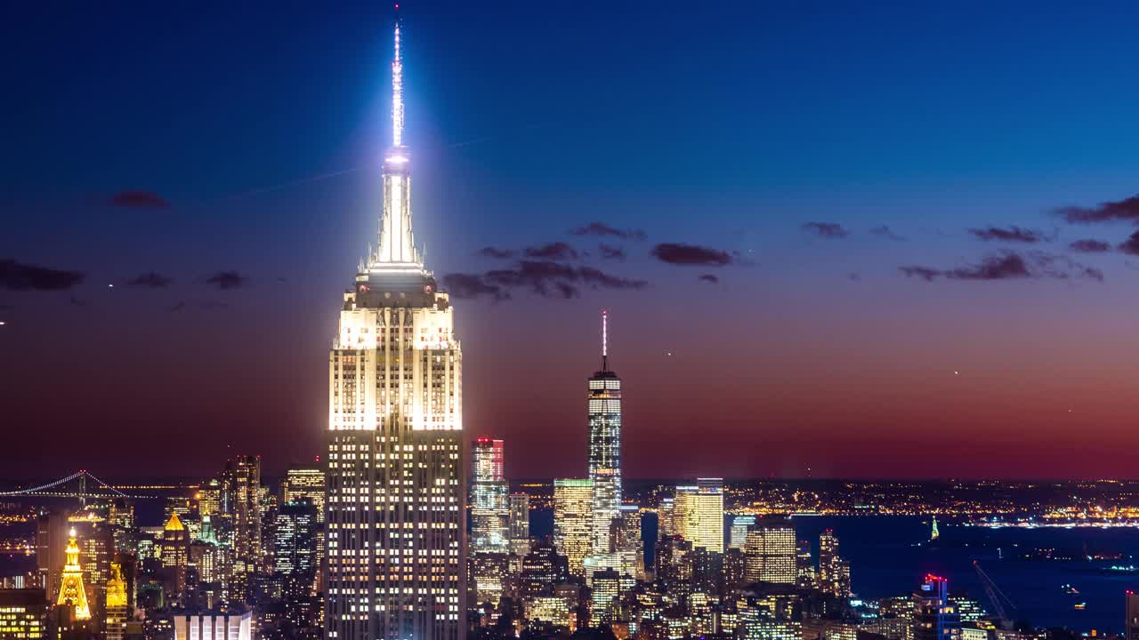 纽约天际线的时间推移的视图在夜间显示帝国州视频下载