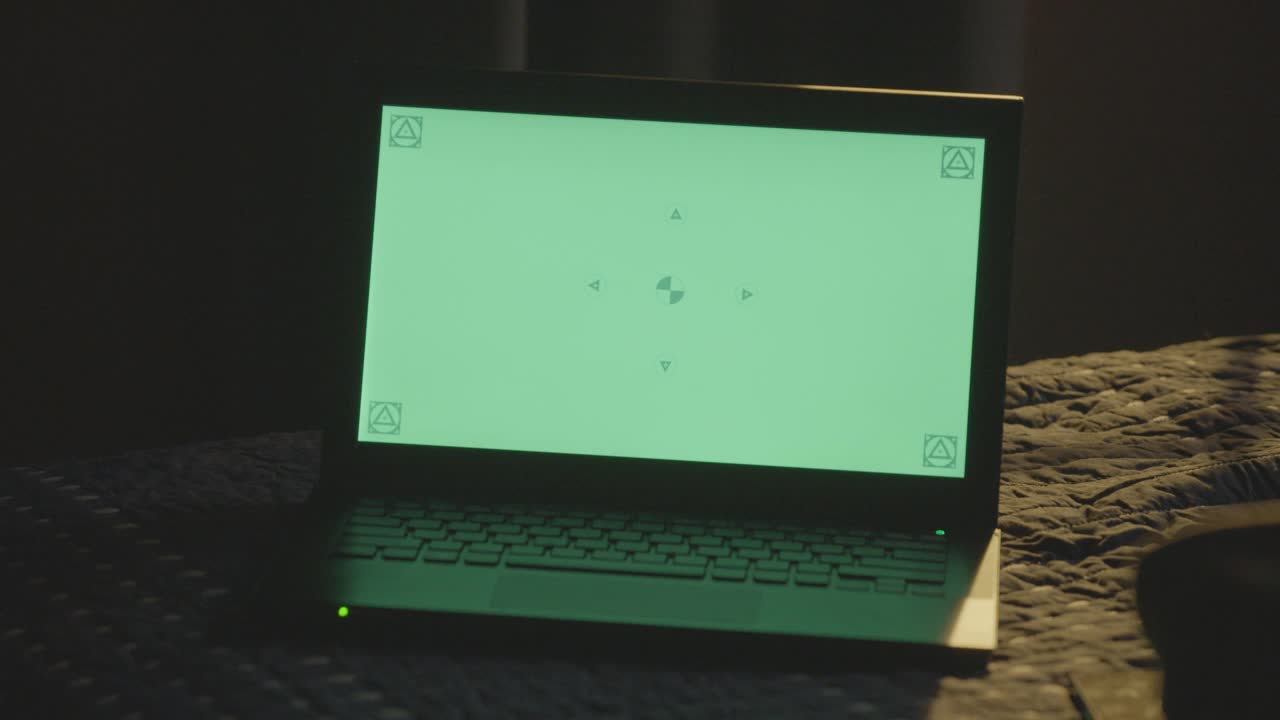 在笔记本电脑或电脑屏幕上用绿色的彩色屏幕进行近角度放大。视频下载
