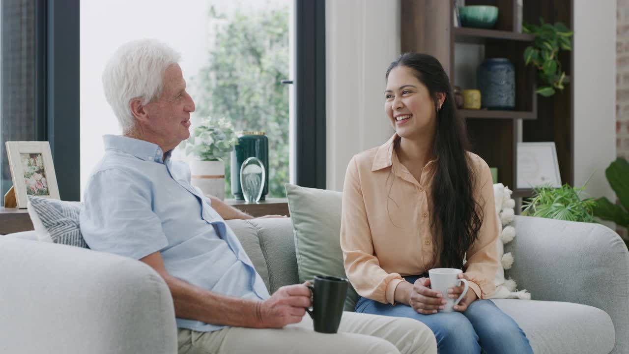 一个年轻护士和她的老年病人喝杯茶的4k视频视频素材